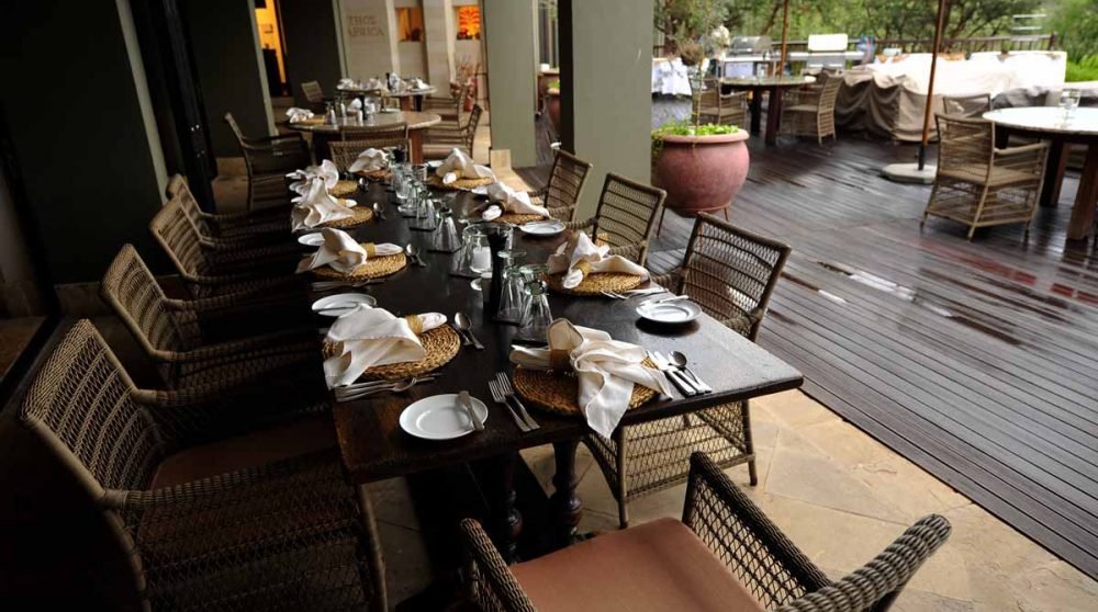La terrasse au Four Seasons Safari Lodge