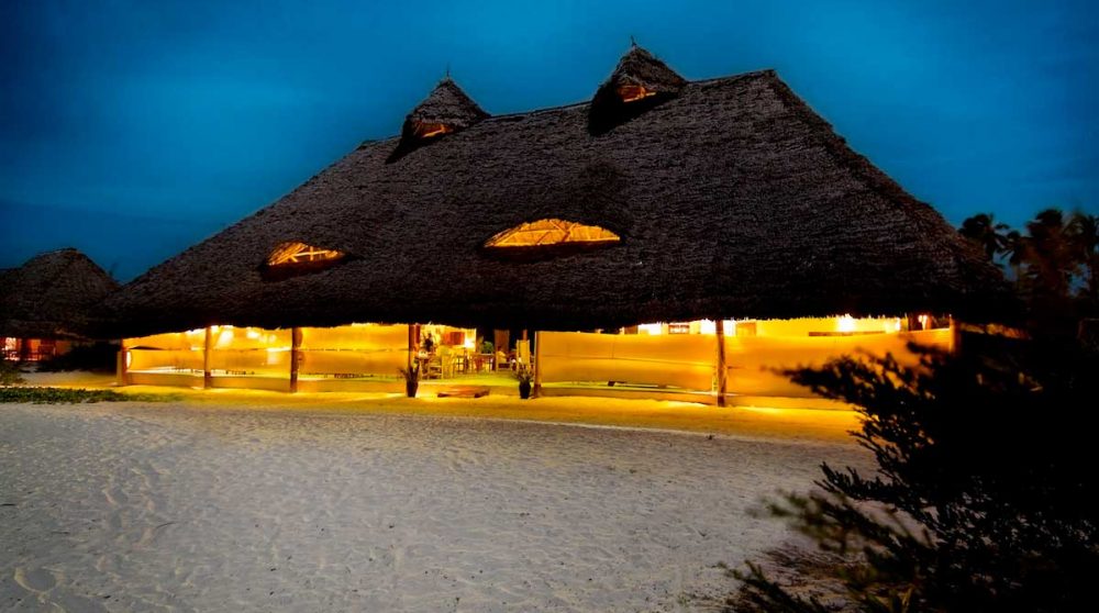 L'Hakuna Majiwe éclairé de nuit