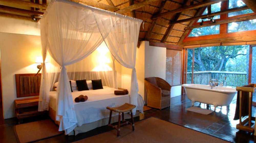 Lit dans une chalet Honeymoon Luxury au Hluwluwe River Lodge