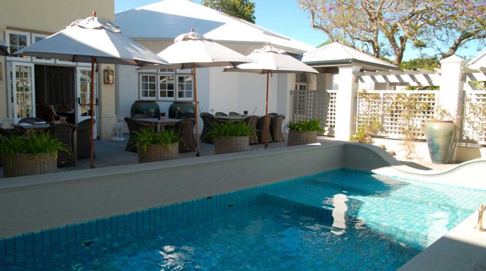 Piscine et restaurant au Hout Bay Manor