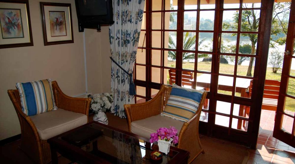 Salon dans une suite du Hulala Lakeside Lodge