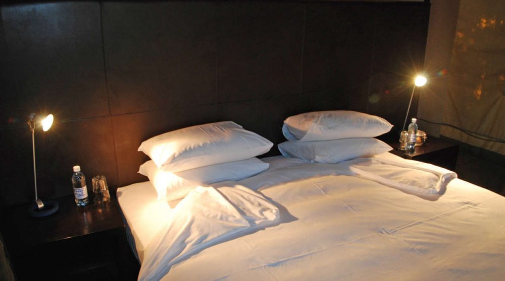 Lit dans une tente au Khoka Moya