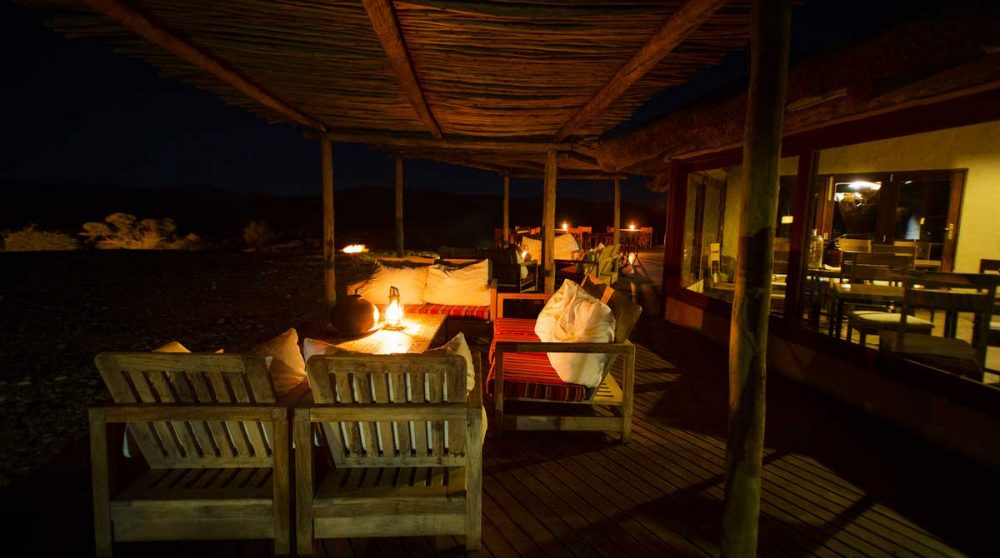La terrasse la nuit au Kuala Desert Lodge