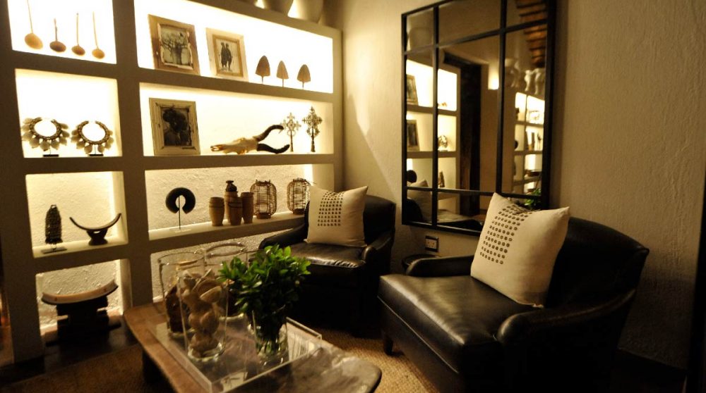 Le salon du Londolozi Tree Camp éclairé de nuit