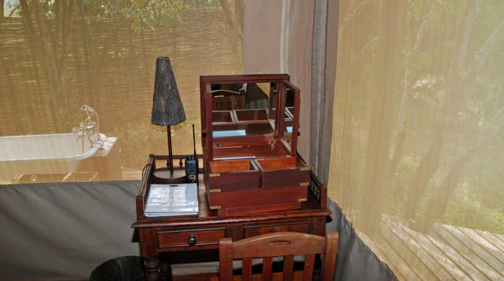 Le petit bureau au Mara Explorer