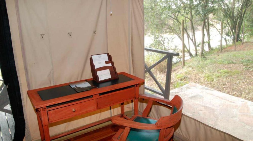 Coin bureau dans une tente au Mara Intrepids