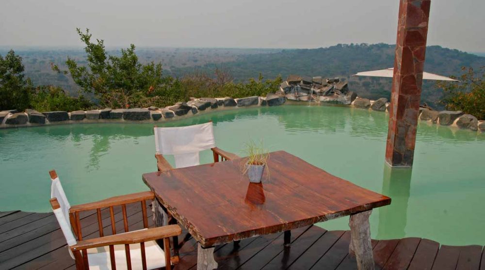 Table au bord de la piscine du Mbalageti