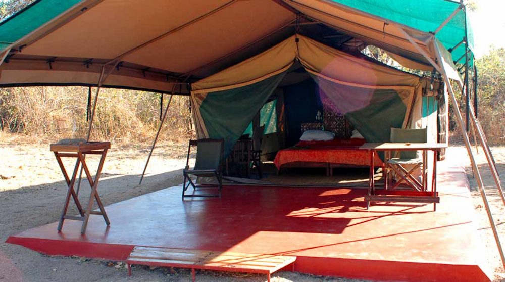 Entrée d'une tente du Mdonya Old River Camp