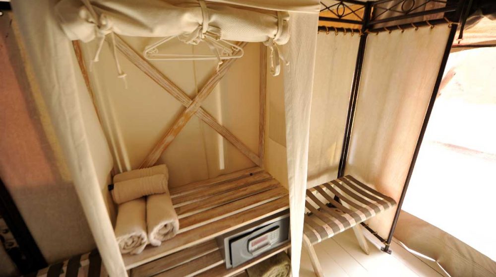 Rangements dans une tente au Mowani Mountain Camp