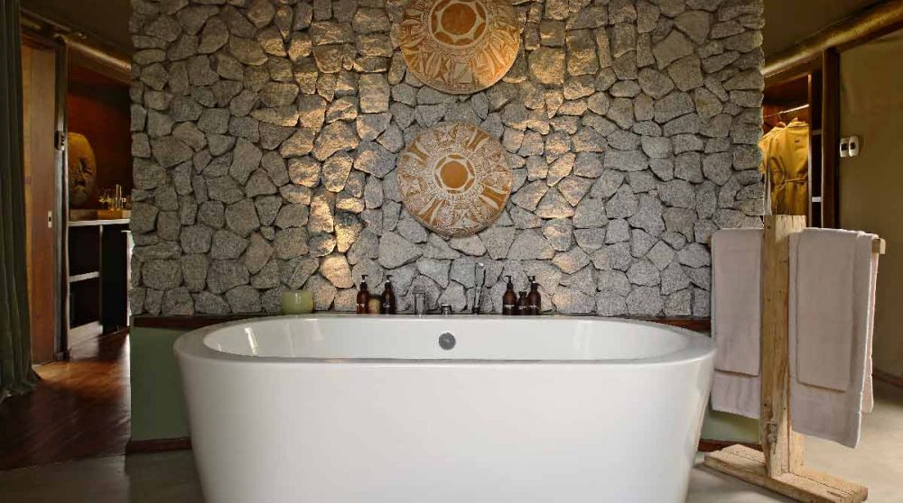 La baignoire dans une salle de bains au Ngala Tented Camp