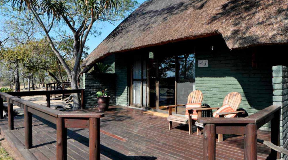 La terrasse d'un chalet du Nkorho Bush Lodge