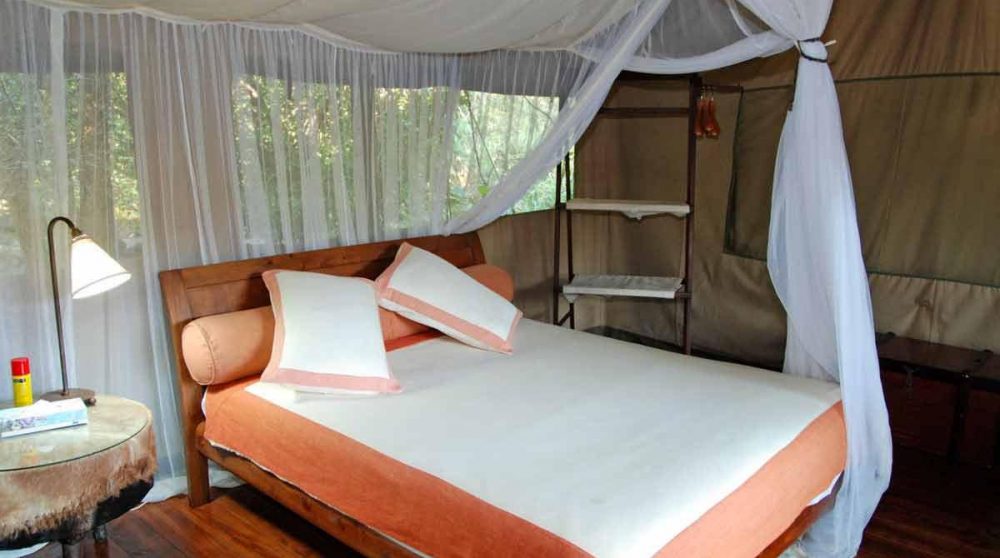 Une chambre dans une tente à l'Olonana