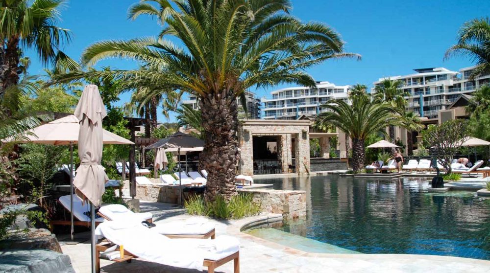 Chaises longues à la piscine du One and Only Cape Town
