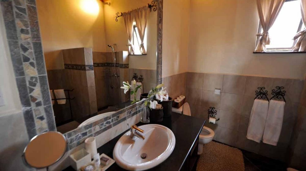 Lavabo dans une salle de bains du Palacina Suites