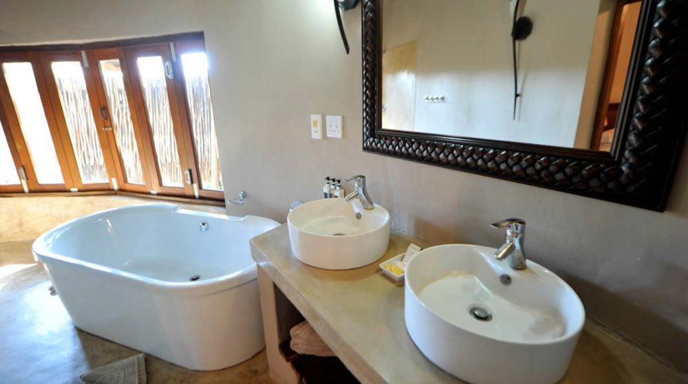 La salle de bains d'un chalet au Simbavati