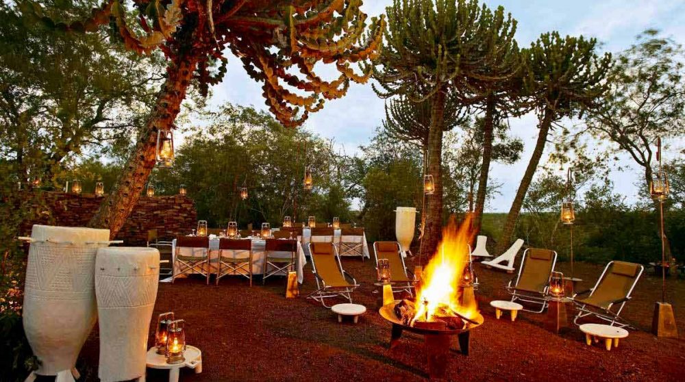 Un feu dans le jardin le soir au Singita Lelombo