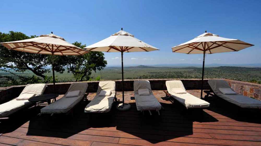 Chaises longues au Singita Sasakwa Lodge