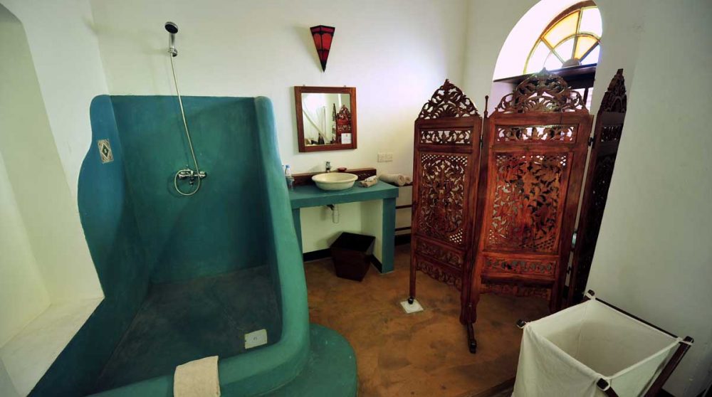 La salle de bains d'une chambre deluxe du Swahili House