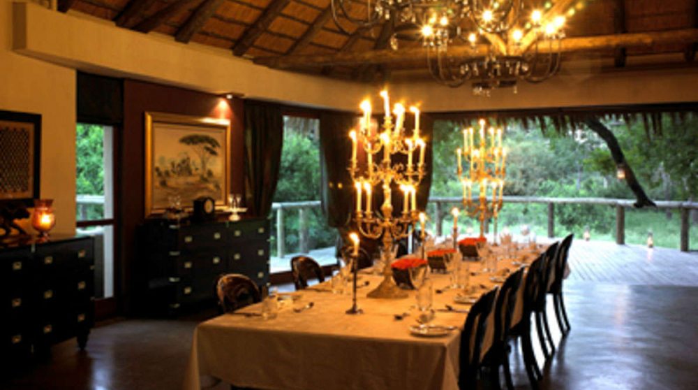 Salle à manger le soir au Tintswalo Safari Lodge