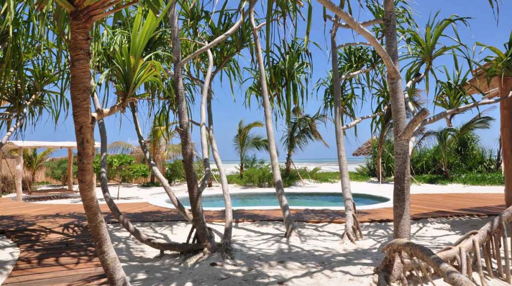 La piscine et la vue sur la plage d'une One Bedroom Villa
