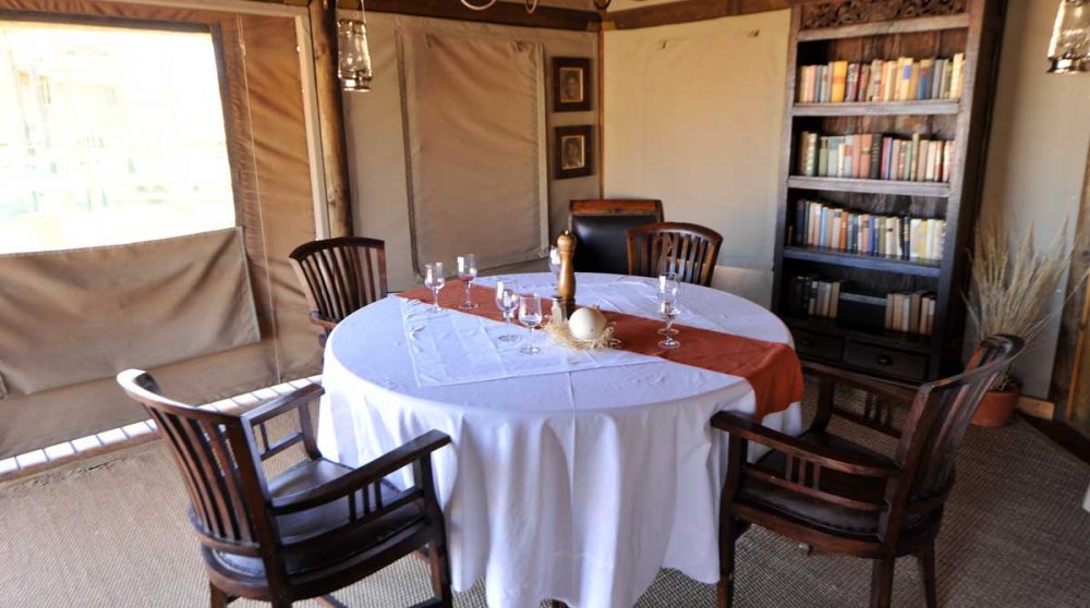 Une table pour déjeuner en Namibie
