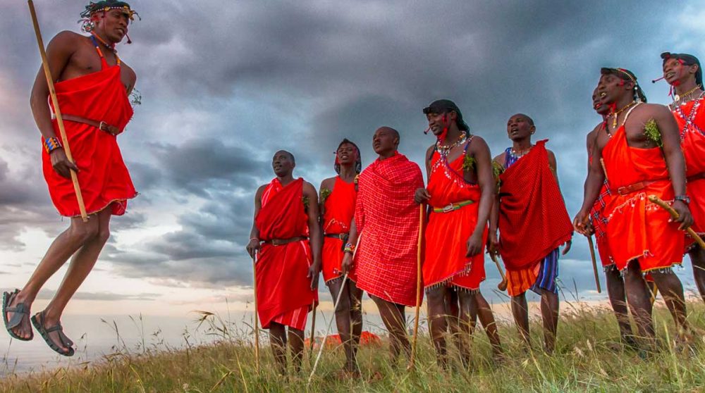 Des massaïs faisant une danse de bienvenue en Tanzanie