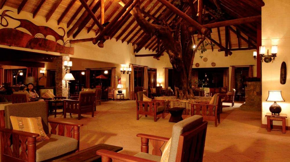 Vue nocturne de l'hôtel au Kenya