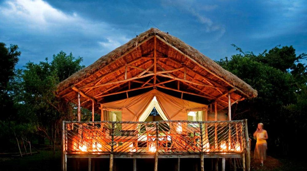 Une tente éclairée la nuit au Kenya