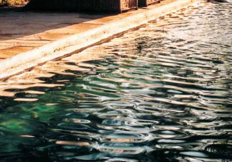 Chaises longues au bord de la piscine au Masai Mara