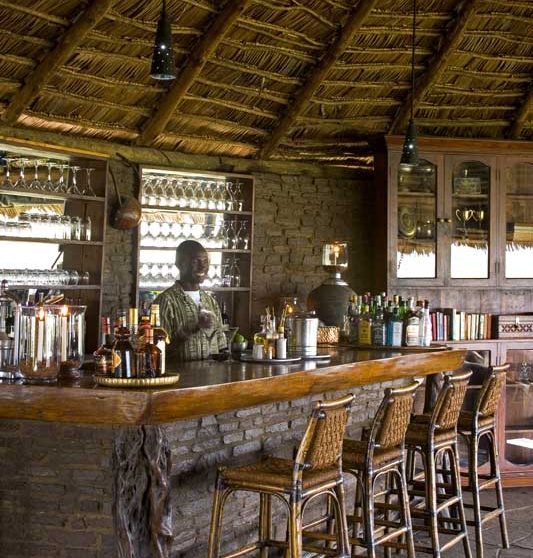 Personnel au bar du camp en Tanzanie