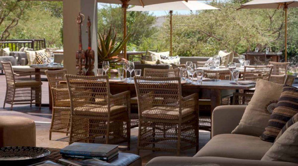 Déjeuner sur la terrasse en Tanzanie