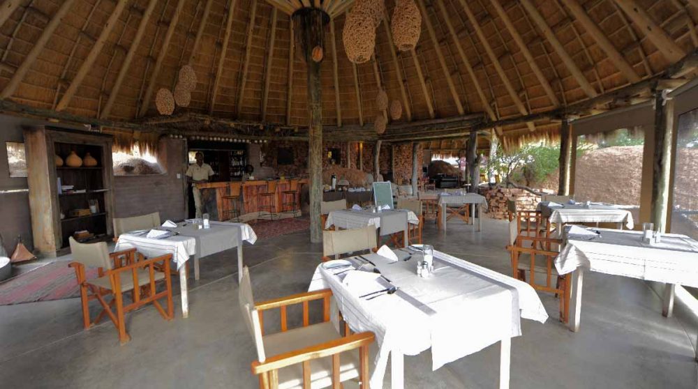 Tables au restaurant du camp en Namibie