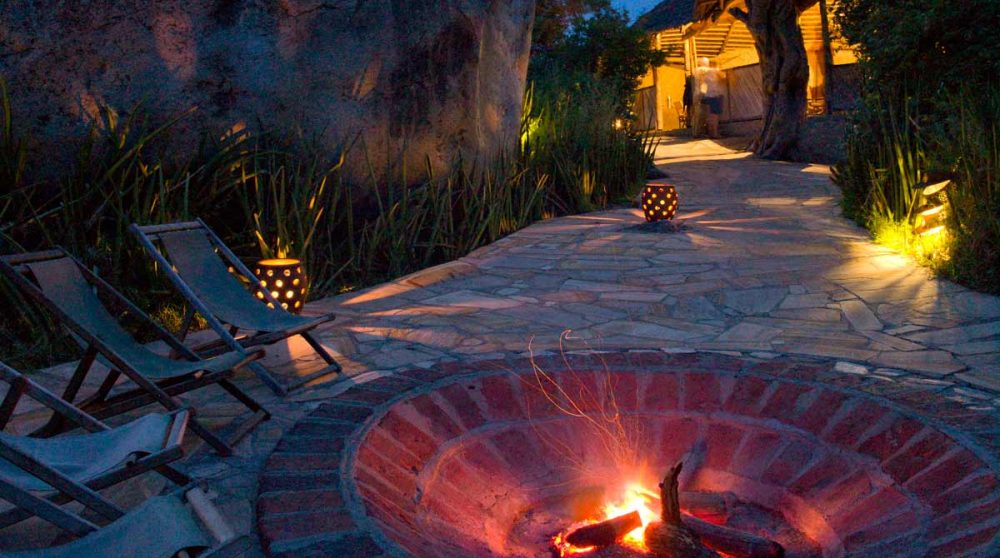 Vue nocturne du camp en Tanzanie