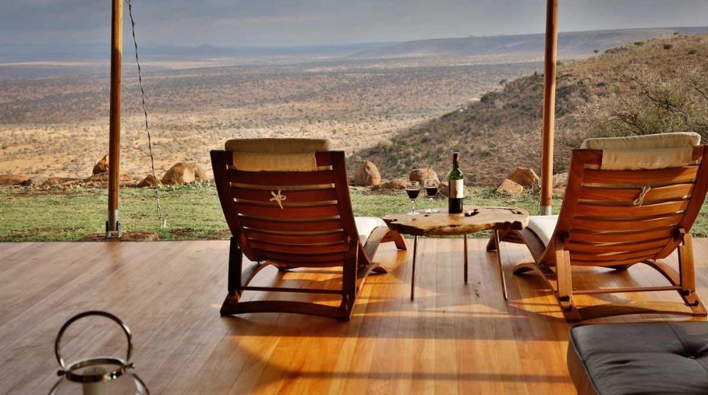 La terrasse devant la tente