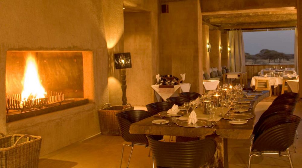 La salle à manger le soir en Namibie