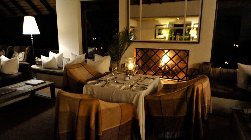 Une table près de la cheminée près du parc Kruger