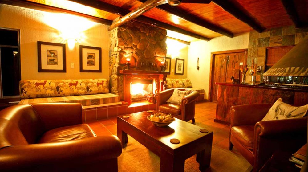 Son salon de nuit à Indlovu River Lodge