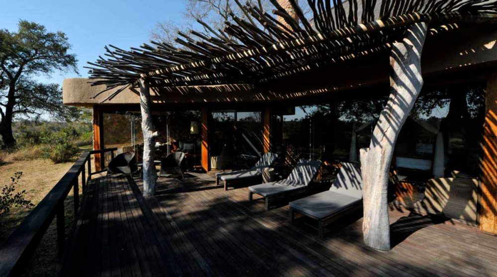 Chaises longues près de la piscine près du parc Kruger