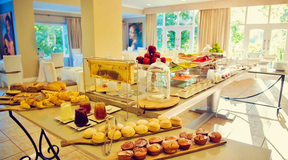 Le buffet avec des patîsseries en Afrique du Sud