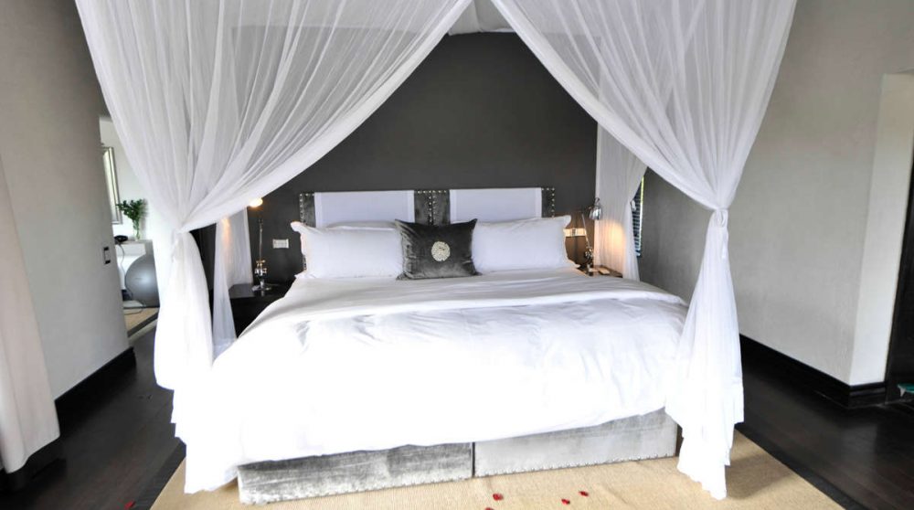 Lit à baldaquin dans une chambre près du parc Kruger