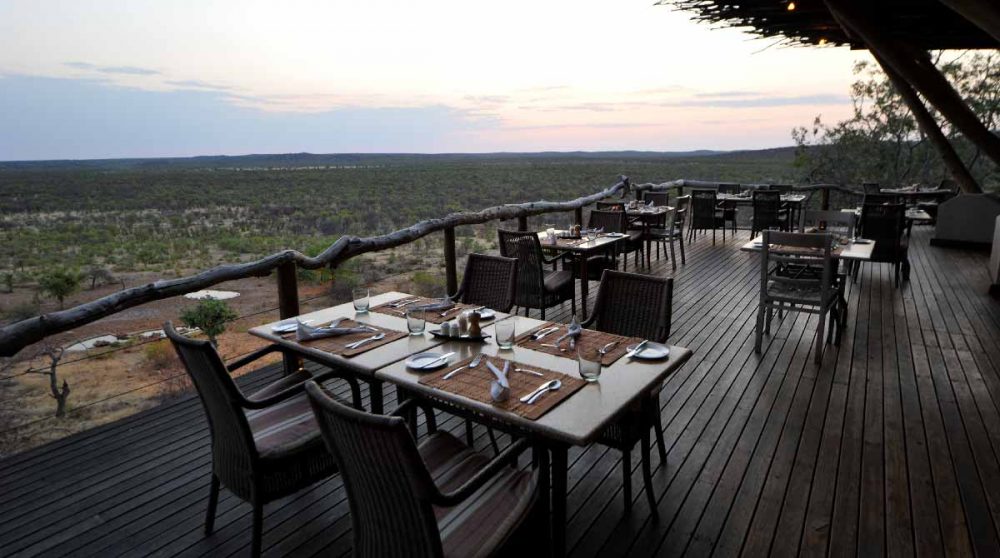 Déjeuner sur la terrasse en Namibie