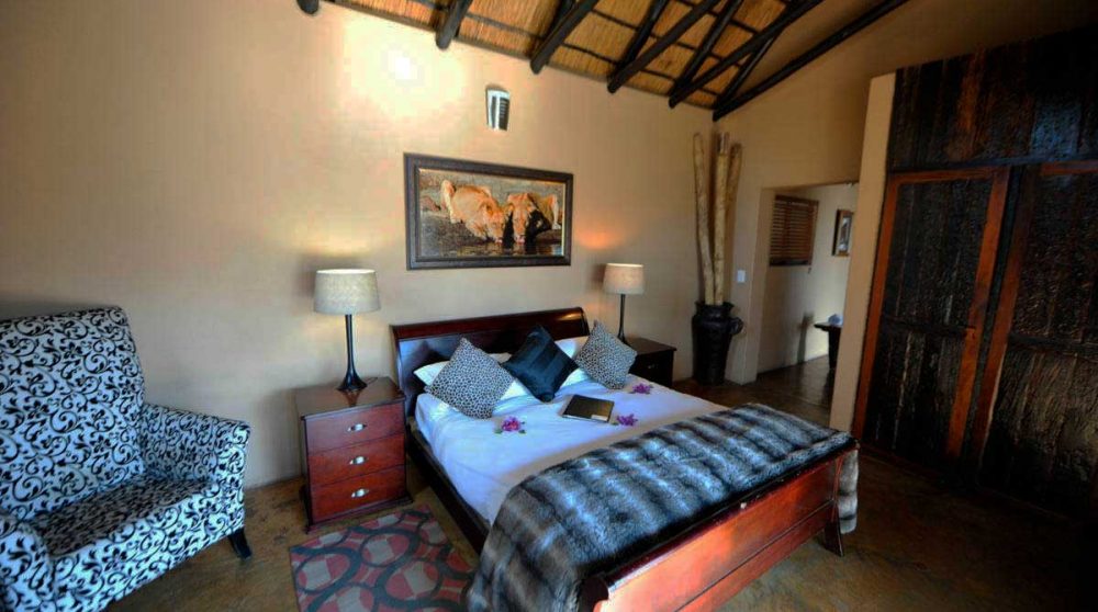 Lit dans une chambre à Sabi Sand