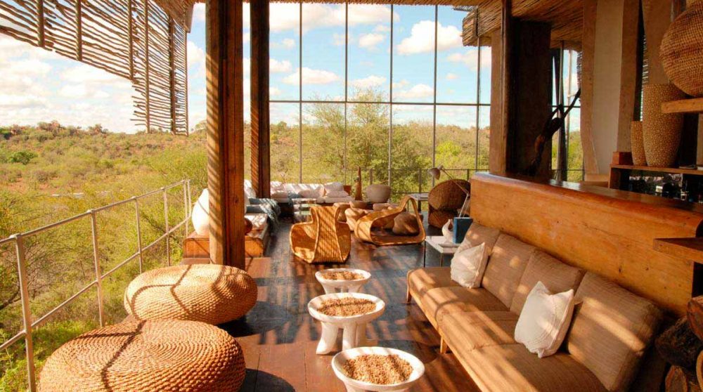 Salon donnant sur la nature en Afrique du Sud