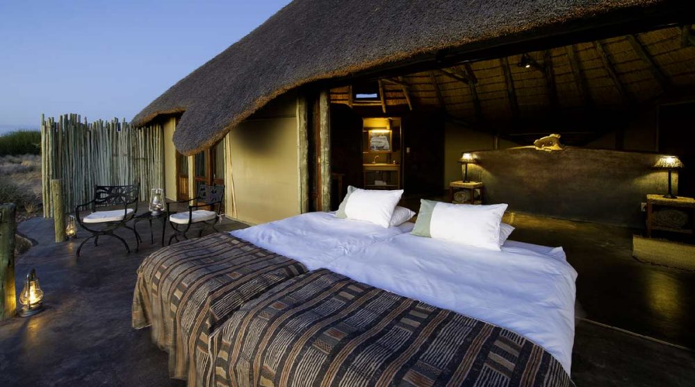 Lits sur la terrasse en Namibie