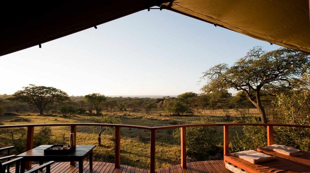 La vue depuis une tente dans le parc du Serengeti