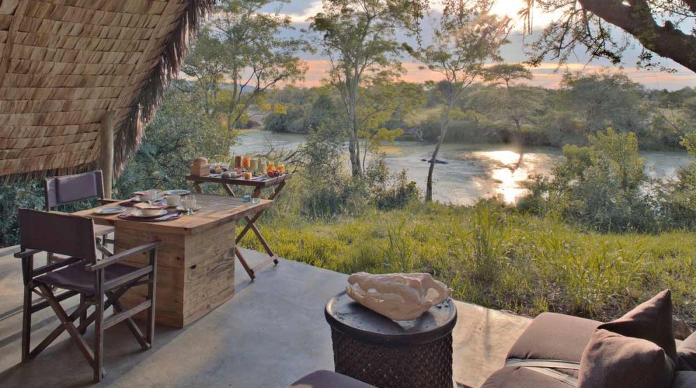 Le canapé et la table