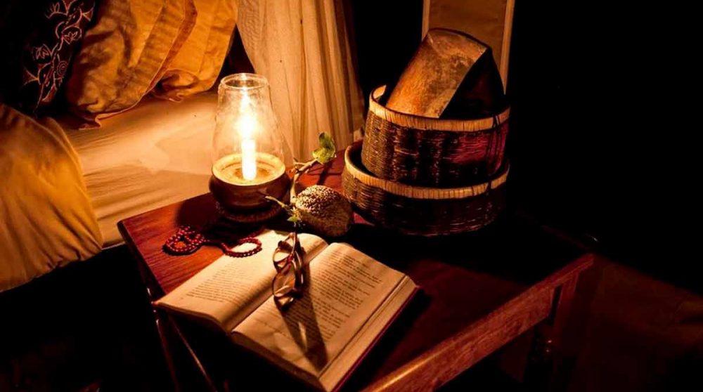 Une lampe pour éclairer la tente dans le Tarangire