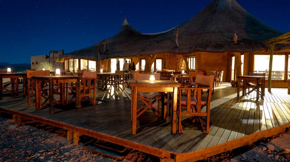 La terrasse du restaurant éclairée en Namibie