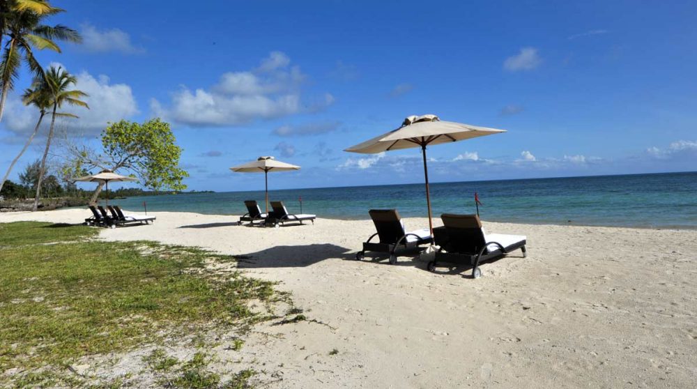 Chaises longues sur la plage en Tanzanie