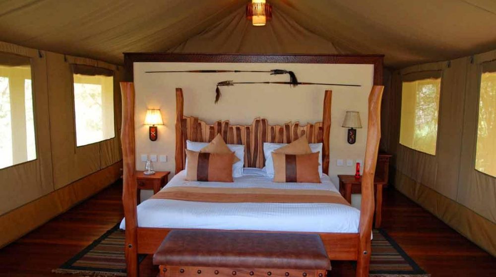 Lit dans une tente club